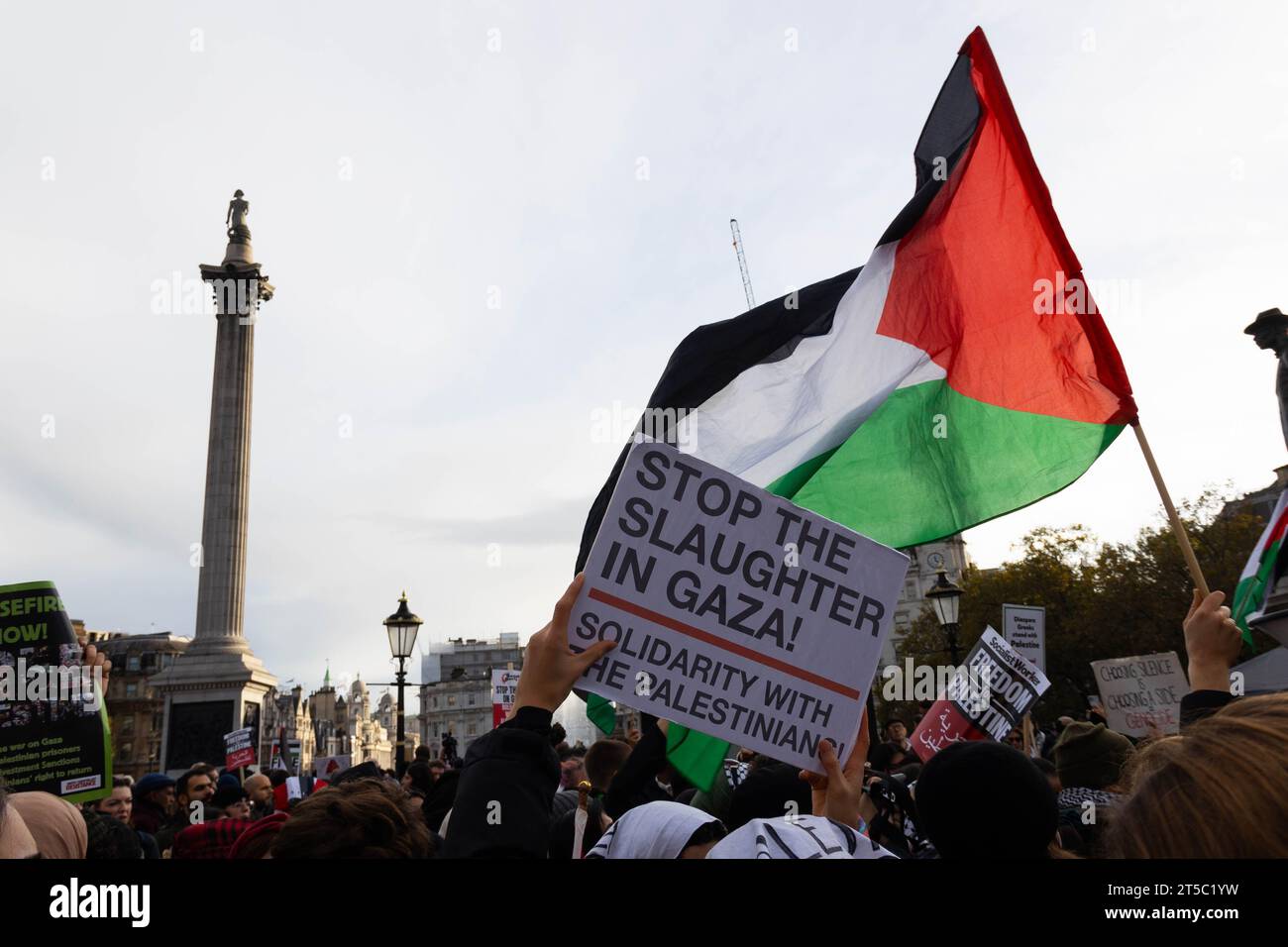 I manifestanti pro-palestinesi si sono riuniti nel loro quartiere a sostegno della Palestina e di un cessate il fuoco, per poi spostarsi verso Trafalgar Square. Crediti: Sinai Noor/Alamy Live News Foto Stock