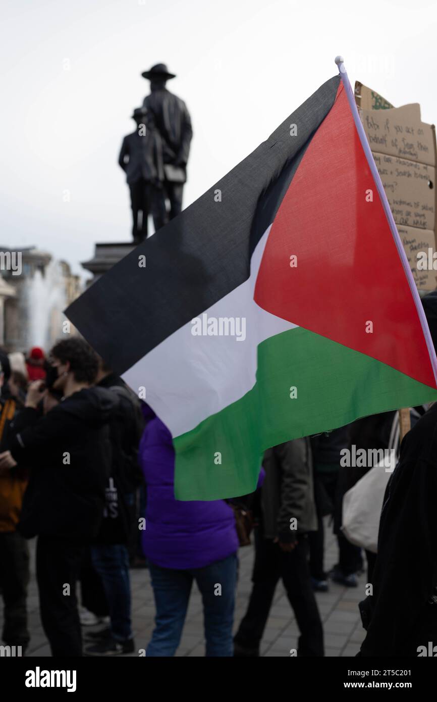 I manifestanti pro-palestinesi si sono riuniti nel loro quartiere a sostegno della Palestina e di un cessate il fuoco, per poi spostarsi verso Trafalgar Square. Crediti: Sinai Noor/Alamy Live News Foto Stock