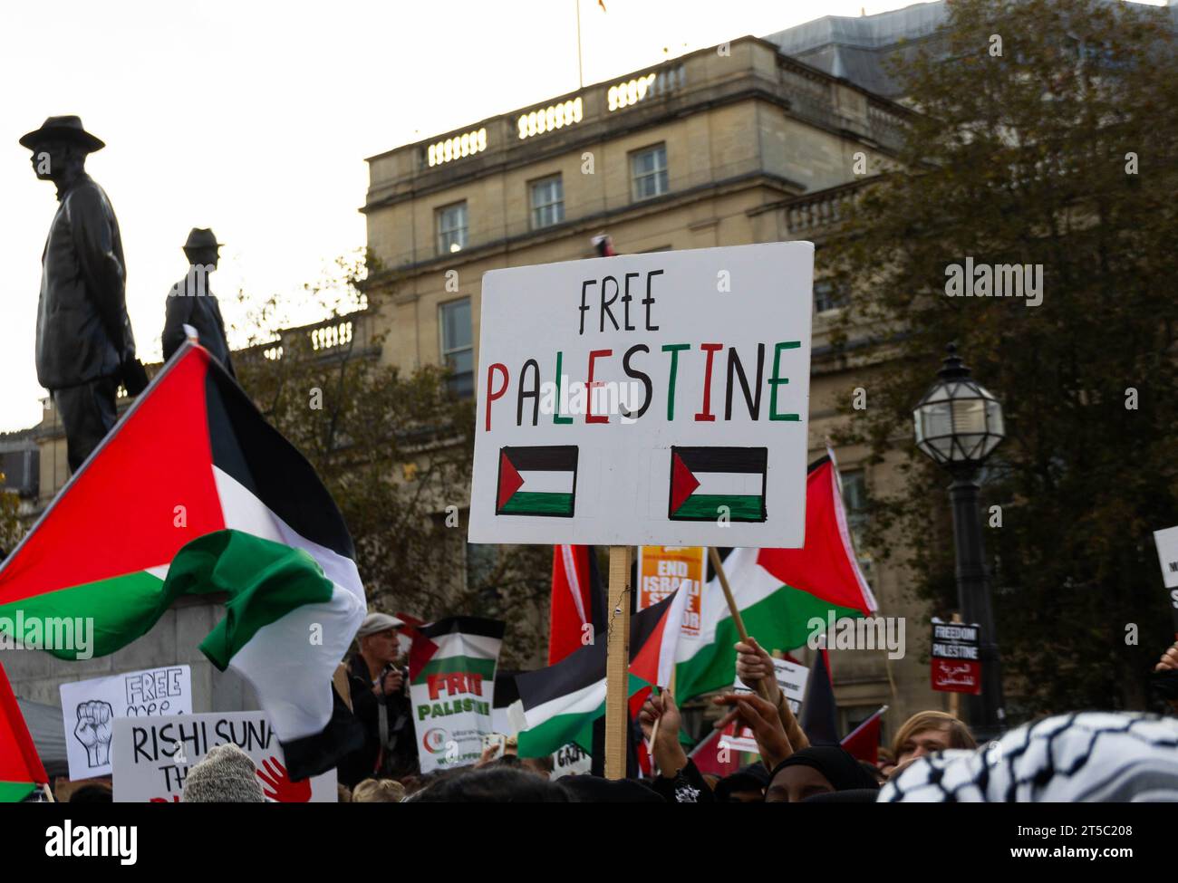 I manifestanti pro-palestinesi si sono riuniti nel loro quartiere a sostegno della Palestina e di un cessate il fuoco, per poi spostarsi verso Trafalgar Square. Crediti: Sinai Noor/Alamy Live News Foto Stock