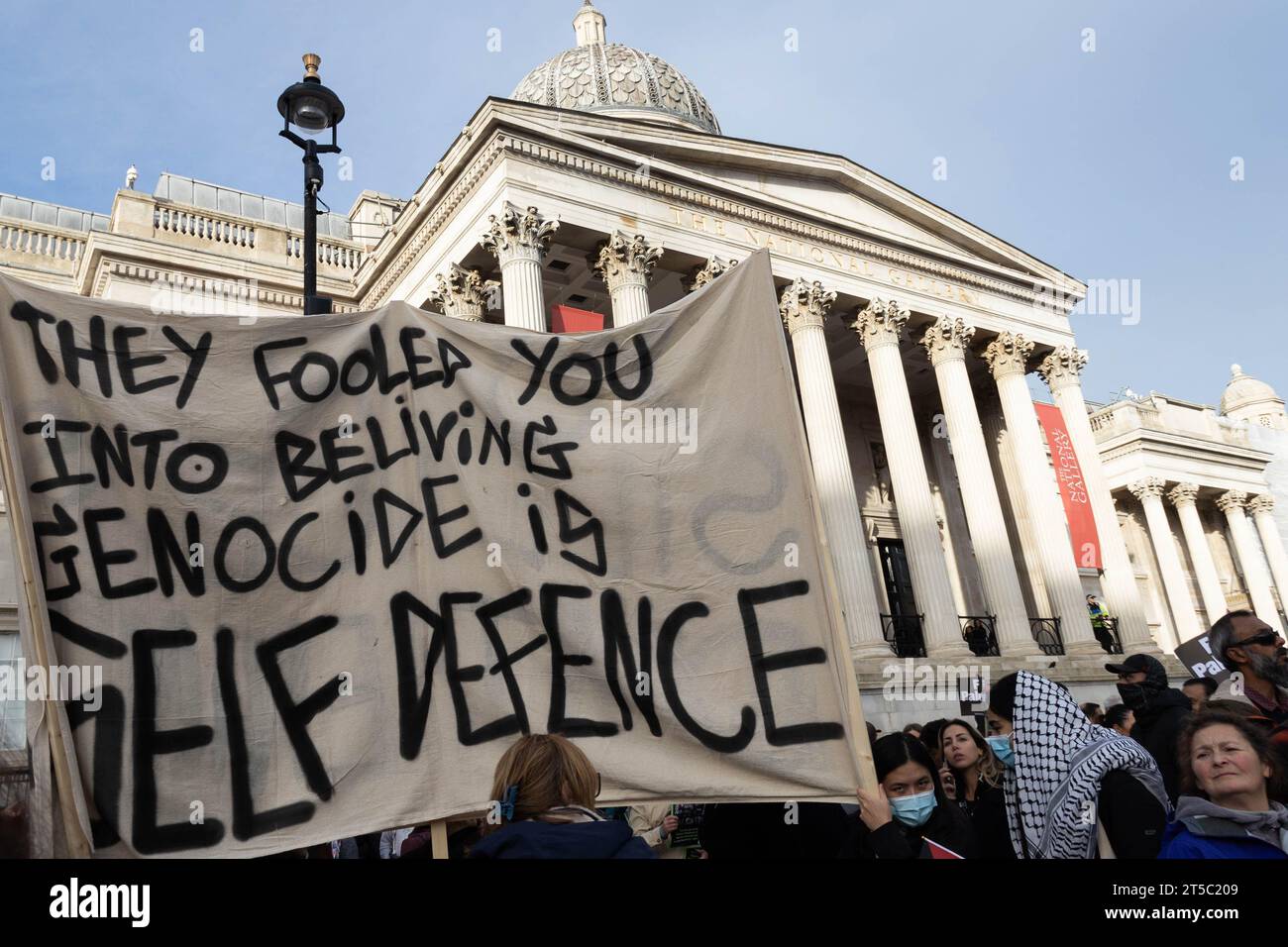 I manifestanti pro-palestinesi si sono riuniti nel loro quartiere a sostegno della Palestina e di un cessate il fuoco, per poi spostarsi verso Trafalgar Square. Crediti: Sinai Noor/Alamy Live News Foto Stock