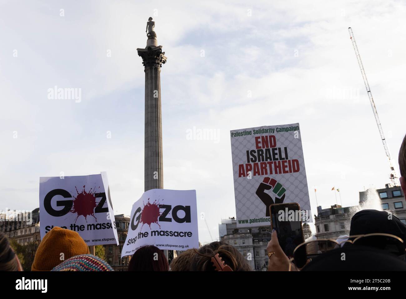I manifestanti pro-palestinesi si sono riuniti nel loro quartiere a sostegno della Palestina e di un cessate il fuoco, per poi spostarsi verso Trafalgar Square. Crediti: Sinai Noor/Alamy Live News Foto Stock