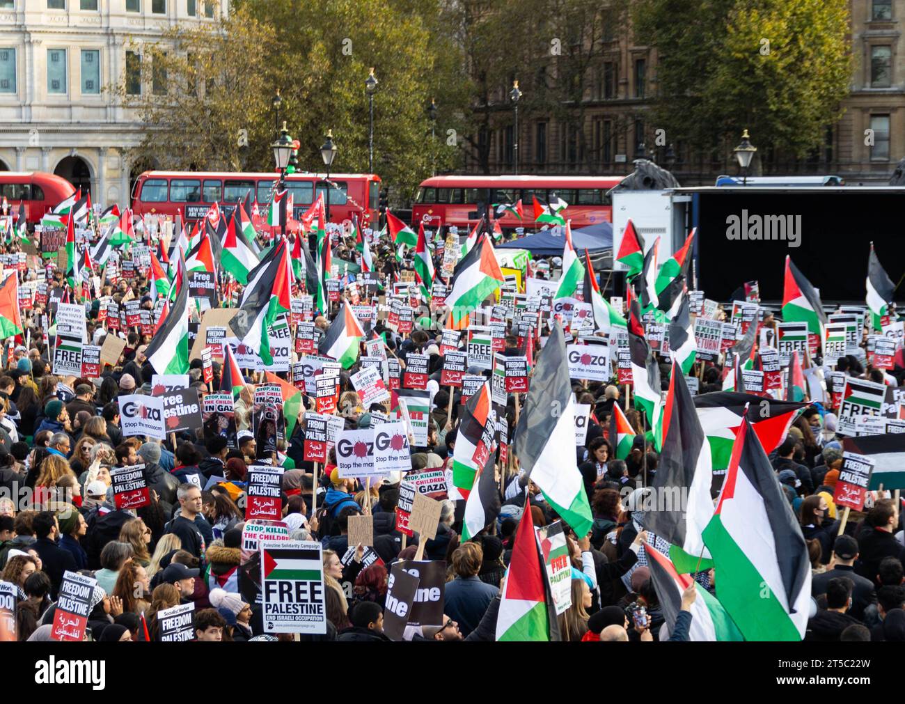 I manifestanti pro-palestinesi si sono riuniti nel loro quartiere a sostegno della Palestina e di un cessate il fuoco, per poi spostarsi verso Trafalgar Square. Crediti: Sinai Noor/Alamy Live News Foto Stock
