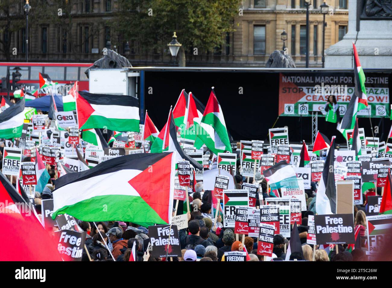 I manifestanti pro-palestinesi si sono riuniti nel loro quartiere a sostegno della Palestina e di un cessate il fuoco, per poi spostarsi verso Trafalgar Square. Crediti: Sinai Noor/Alamy Live News Foto Stock