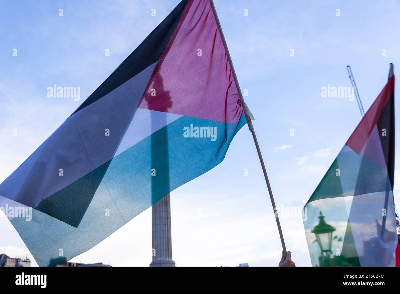 I manifestanti pro-palestinesi si sono riuniti nel loro quartiere a sostegno della Palestina e di un cessate il fuoco, per poi spostarsi verso Trafalgar Square. Crediti: Sinai Noor/Alamy Live News Foto Stock