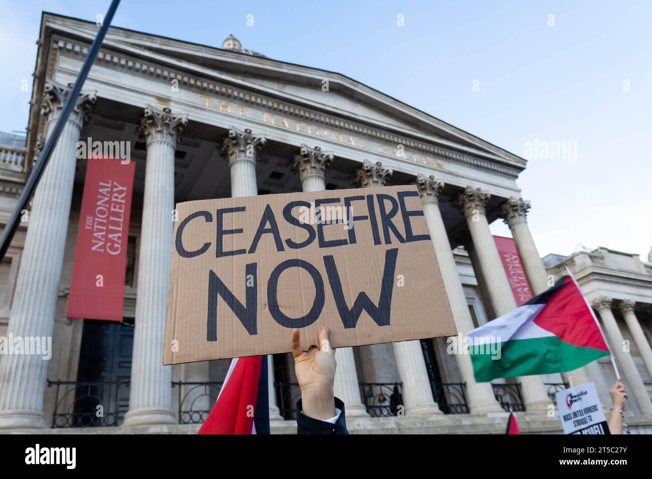I manifestanti pro-palestinesi si sono riuniti nel loro quartiere a sostegno della Palestina e di un cessate il fuoco, per poi spostarsi verso Trafalgar Square. Crediti: Sinai Noor/Alamy Live News Foto Stock
