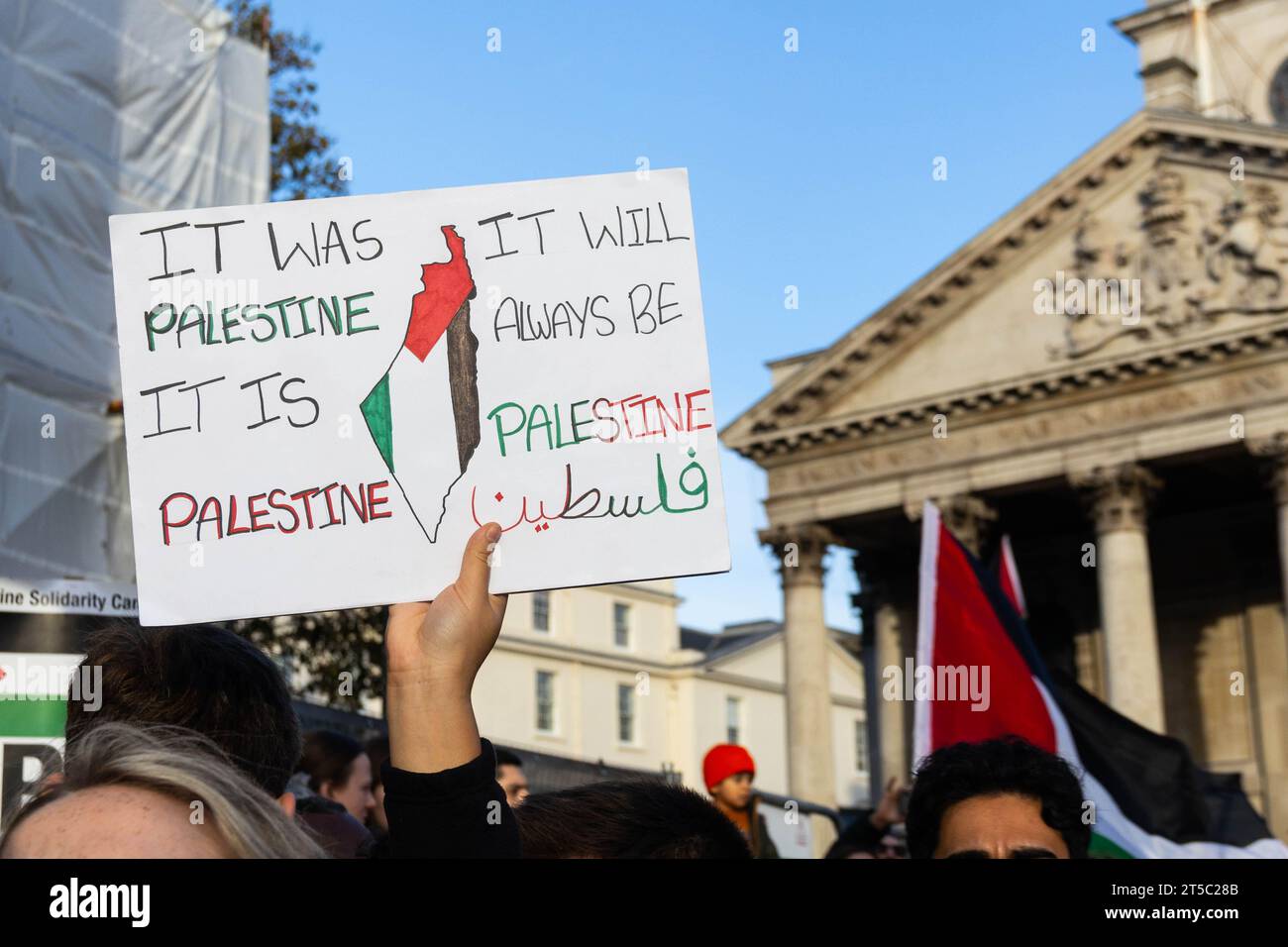 I manifestanti pro-palestinesi si sono riuniti nel loro quartiere a sostegno della Palestina e di un cessate il fuoco, per poi spostarsi verso Trafalgar Square. Crediti: Sinai Noor/Alamy Live News Foto Stock