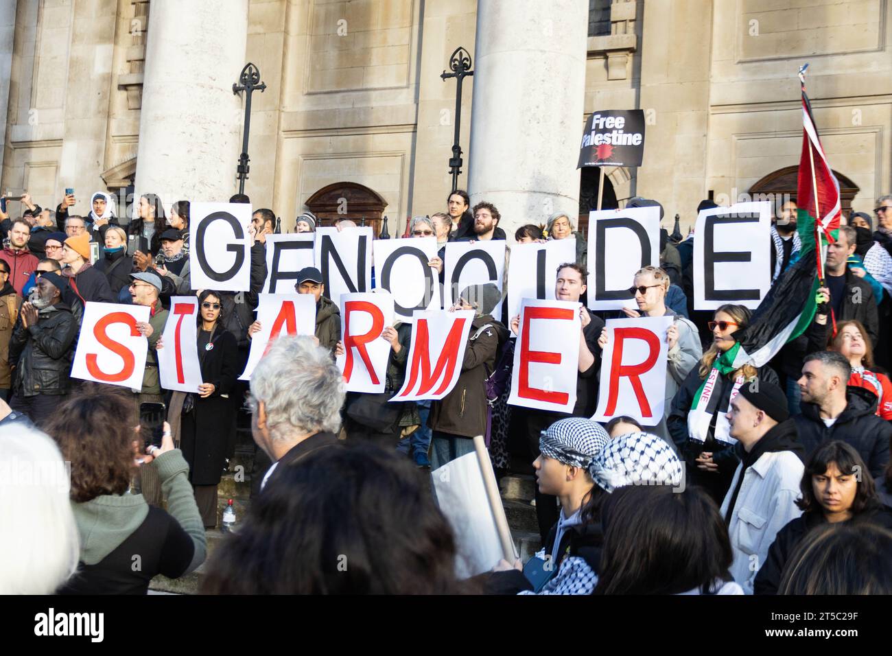 I manifestanti pro-palestinesi si sono riuniti nel loro quartiere a sostegno della Palestina e di un cessate il fuoco, per poi spostarsi verso Trafalgar Square. Crediti: Sinai Noor/Alamy Live News Foto Stock