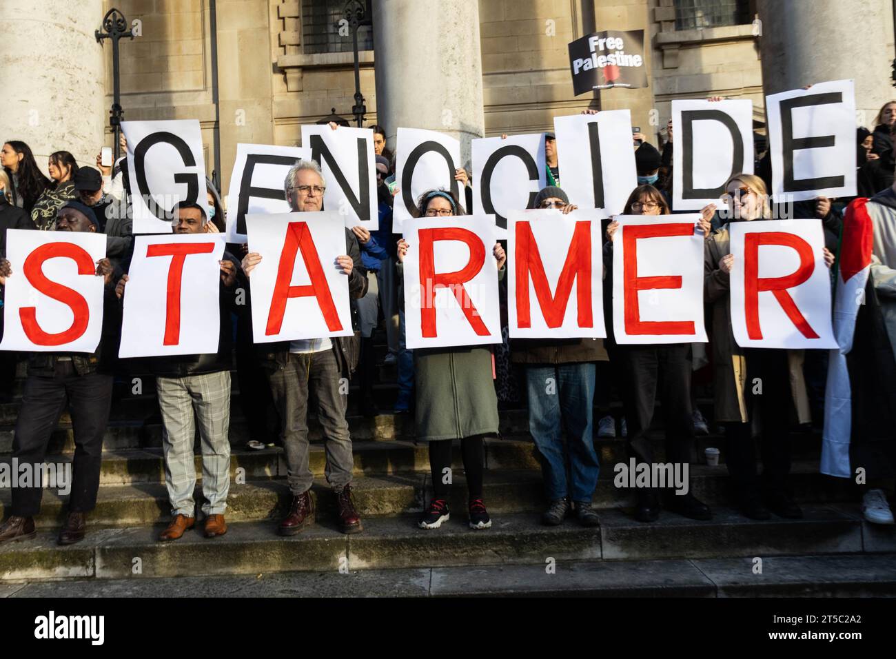 I manifestanti pro-palestinesi si sono riuniti nel loro quartiere a sostegno della Palestina e di un cessate il fuoco, per poi spostarsi verso Trafalgar Square. Crediti: Sinai Noor/Alamy Live News Foto Stock
