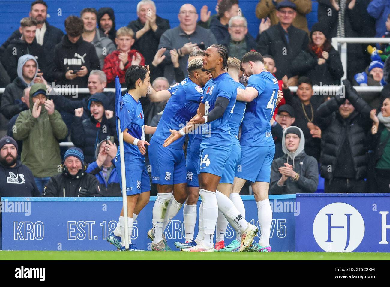 Birmingham, Regno Unito. 4 novembre 2023. I giocatori del Birmingham City celebrano il gol di Jay Stansfield preso durante la partita dell'EFL Sky Bet Championship tra Birmingham City e Ipswich Town a St Andrews, Birmingham, Inghilterra il 4 novembre 2023. Foto di Stuart Leggett. Solo per uso editoriale, licenza necessaria per uso commerciale. Nessun utilizzo in scommesse, giochi o pubblicazioni di un singolo club/campionato/giocatore. Credito: UK Sports Pics Ltd/Alamy Live News Foto Stock