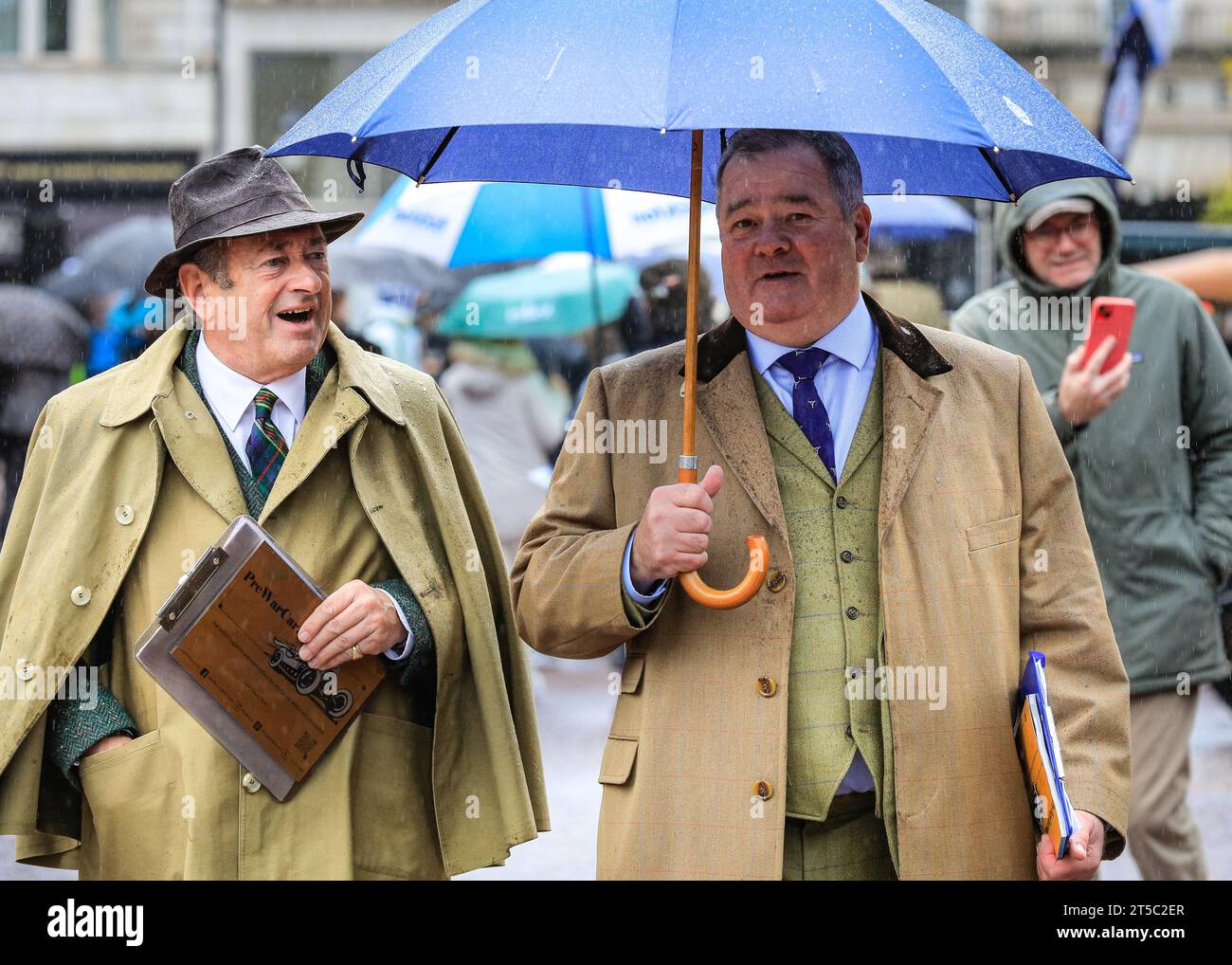 Londra, Regno Unito. 4 novembre 2023. Il giudice Alan Titchmarch cammina intorno al Concours con un elegante abbigliamento impermeabile che richiama l'epoca. Oltre un centinaio di auto veterane pre-1905 sono in mostra nell'evento espositivo accanto al James's Palace, in anteprima la RM Sotheby's London to Brighton Run di domenica. Crediti: Imageplotter/Alamy Live News Foto Stock