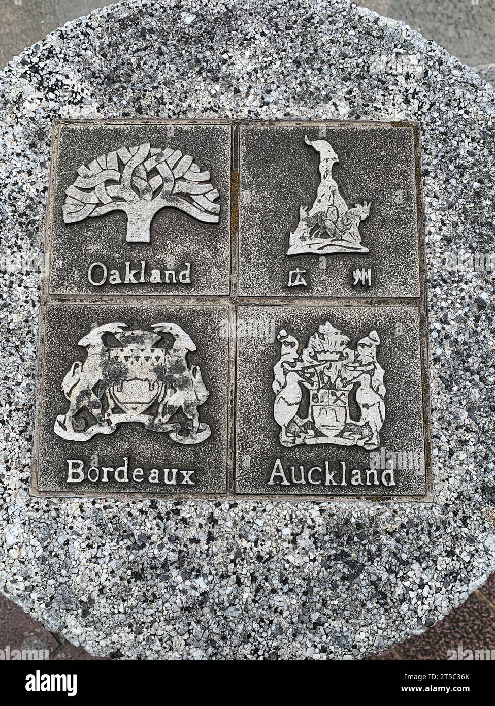 Fukuoka, Hakata, Giappone. Sidewalk Emblem Listing Sister Cities. Foto Stock