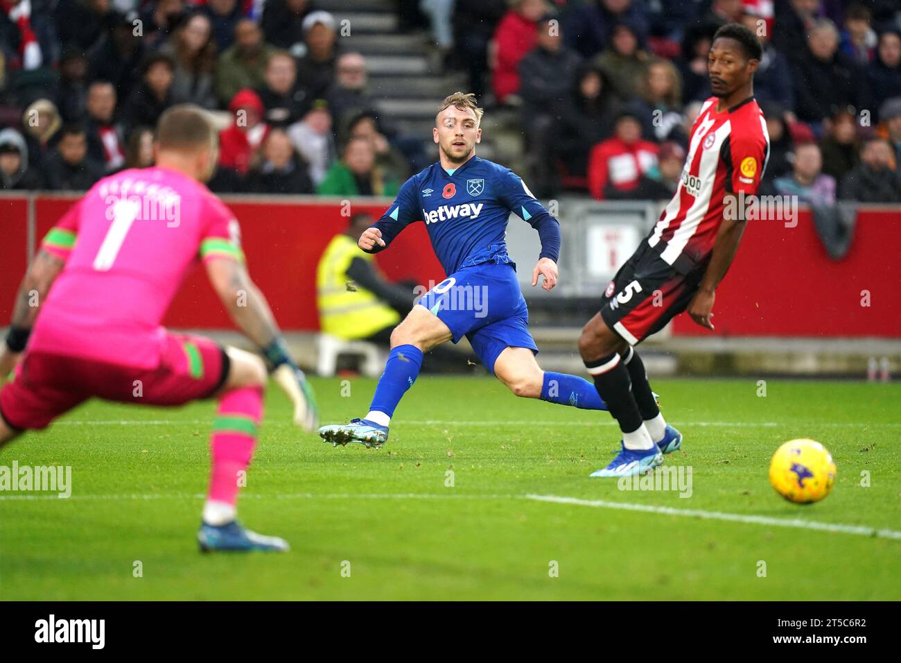 Jarrod Bowen (centro) del West Ham United tenta di attraversare la palla superando Ethan Pinnock di Brentford (destra) durante la partita di Premier League al Gtech Community Stadium di Londra. Data immagine: Sabato 4 novembre 2023. Foto Stock