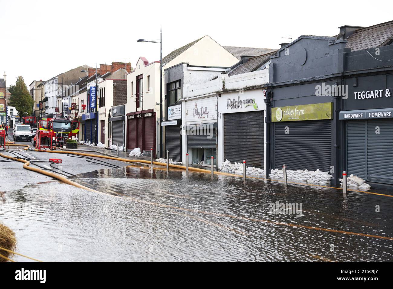 Il servizio antincendio e di soccorso dell'Irlanda del Nord continua a pompare acqua dai locali allagati nel centro della città di Downpatrick. Data immagine: Sabato 4 novembre 2023. Foto Stock