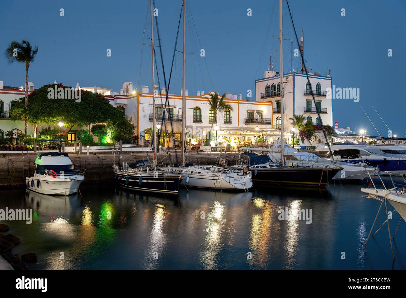 GRAN CANARIA, SPAGNA - 2 agosto 2023: Barche nel porto di Puerto de Mogan sull'isola Canaria di Gran Canaria Foto Stock