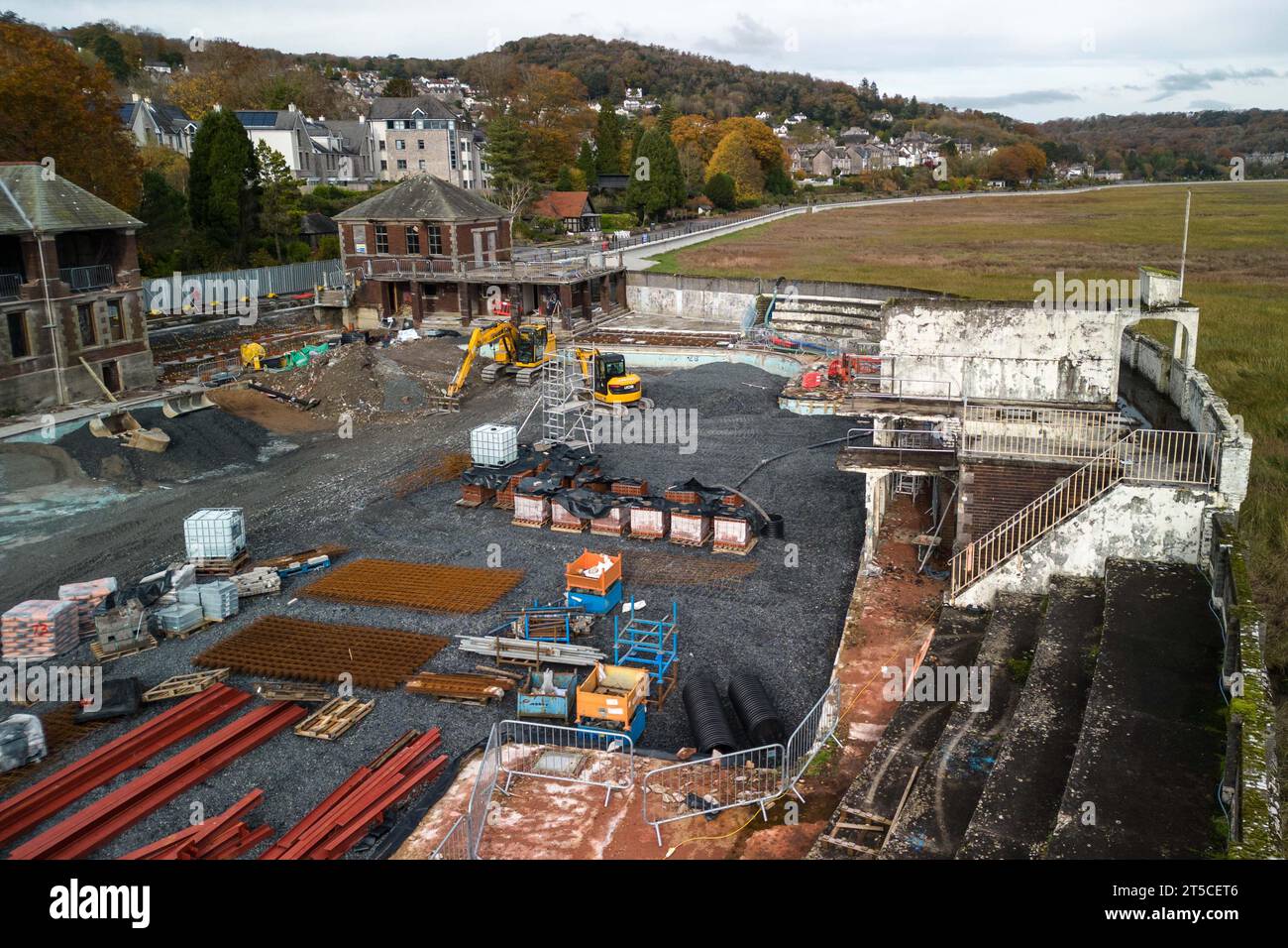 Grange-over-Sands, Cumbria, 4 novembre 2023 - il Lido di Grange-over-Sands è attualmente in fase di restauro dopo anni di combattimenti per salvare la struttura dagli elementi e dalla rovina. La piscina all'aperto dell'Inghilterra nord-occidentale è stata chiusa all'inizio degli anni '1990 a causa della mancanza di visitatori, ma la pressione è aumentata per salvare la piscina. Il Westmorland and Furness Council è intervenuto per restaurare gli edifici principali e riempire la piscina di scisto, quindi se vengono raccolti fondi, la piscina può essere scavata e riaperta in futuro. Credito: Stop Press Media/Alamy Live News Foto Stock