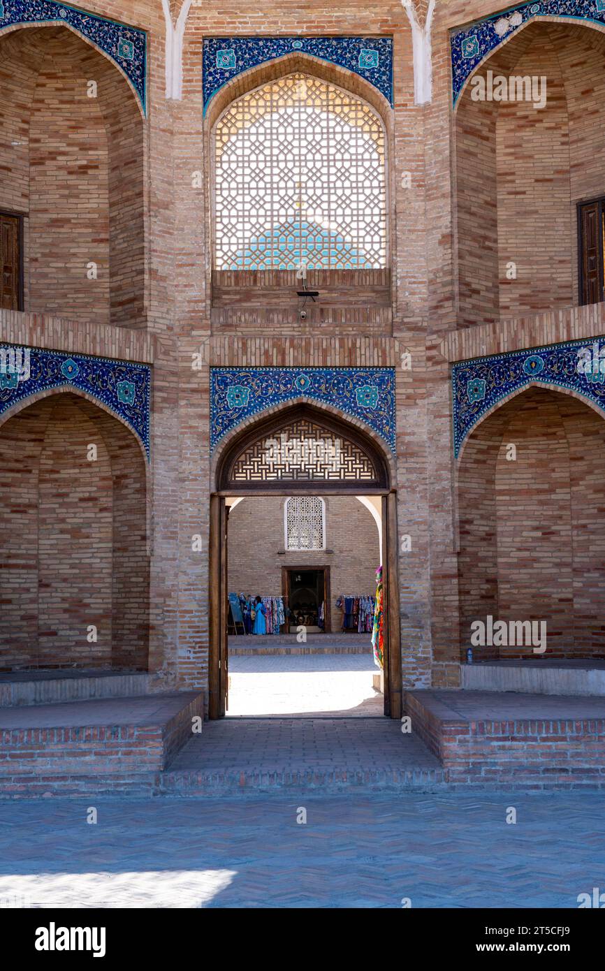 Tashkent, Uzbekistan-11 agosto 2023: Vista dell'ingresso della Moschea Tillya Sheikh durante una giornata di sole. Il complesso è una piazza che include un set Foto Stock