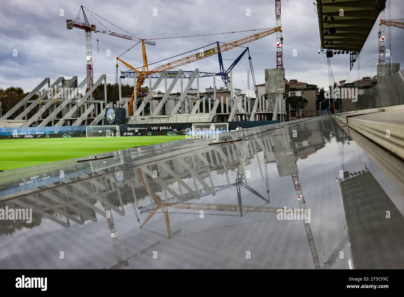 Bergamo, Italia. 4 novembre 2023. Una visione generale che mostra il cantiere del nuovo stand prima della partita di serie A allo Stadio Gewiss di Bergamo. Il credito fotografico dovrebbe leggere: Jonathan Moscrop/Sportimage Credit: Sportimage Ltd/Alamy Live News Foto Stock
