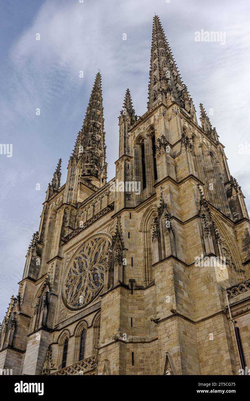 Foto dall'angolo basso della facciata nord della Cattedrale di Sant'Andrea di Bordeaux, Francia Foto Stock