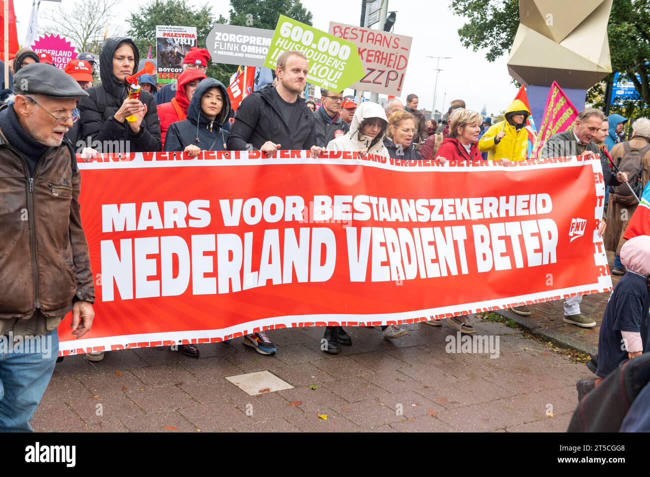 Amsterdam Paesi Bassi 4 novembre 2023. In vista delle elezioni parlamentari olandesi del 22 novembre, il congresso dell'unione FNV organizza il Dag van de bestaanszekerheid Day of Existence Security. Con le disparità tra i redditi e il costo della vita, il tema della sicurezza finanziaria personale è un tema caldo durante le elezioni. La giornata inizia con una marcia attraverso la città e culmina con un dibattito sull'argomento con un certo numero di candidati parlamentari. Sotto la pioggia battente, la marcia si dirige verso il Westerpark. vakbond, vakvereniging, trade, kitty jong, Foto Stock