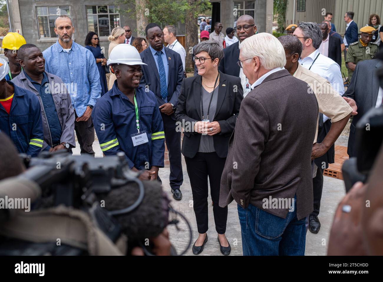 Besuch des deutschen Bundespräsidenten Frank-Walter Steinmeier in der Vereinigten Republik Tansania und in der Republik Sambia Sambia, Chongwe bei Lusaka am 02.11.2023: Bundespräsident Frank-Walter Steinmeier und Susanne Haus, Präsidentin der Handwerkskammer Frankfurt-Rhein-Main im Gespräch mit Berufsschülern der Berufsschule Fountain Gate. *** Visita del presidente federale tedesco Frank Walter Steinmeier nella Repubblica Unita della Tanzania e nella Repubblica dello Zambia Zambia, Chongwe vicino a Lusaka, il 02 11 2023 il presidente federale Frank Walter Steinmeier e Susanne Haus, presidente della camera di Foto Stock