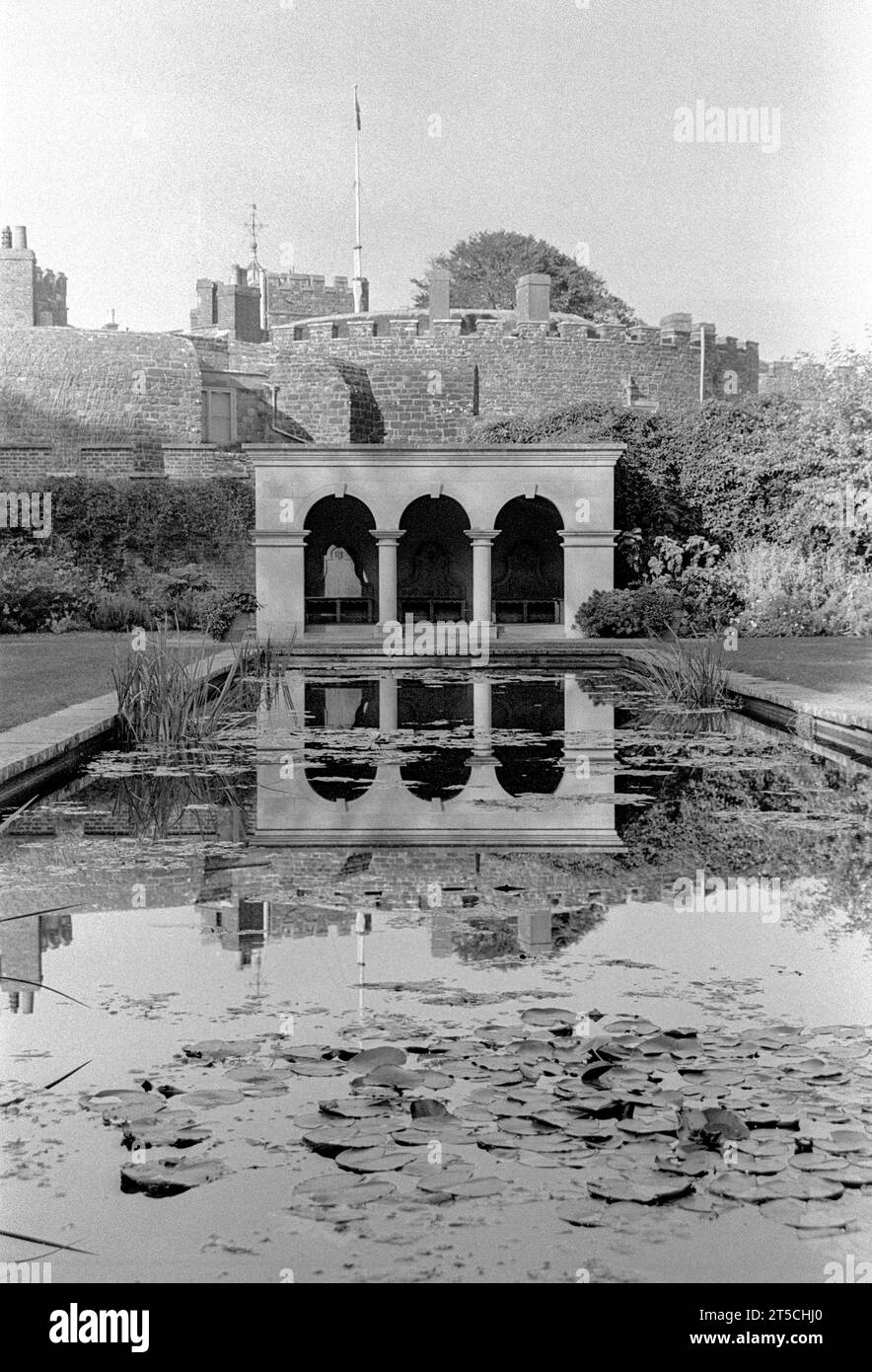 Piscina riflettente e padiglione nei giardini del castello di Walmer. Vicino a Deal nel Kent, costruito nel 15139-1540 ed ex casa della Regina madre Foto Stock