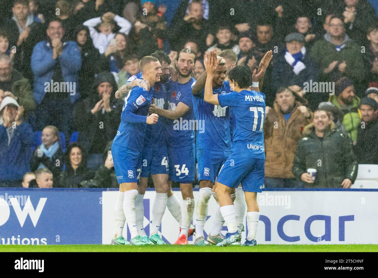 Birmingham sabato 4 novembre 2023. Jay Stansfield di Birmingham (L) e i compagni di squadra festeggiano dopo aver segnato il secondo gol della sua squadra durante la partita del campionato Sky Bet tra Birmingham City e Ipswich Town a St Andrews, Birmingham, sabato 4 novembre 2023. (Foto: Gustavo Pantano | mi News) crediti: MI News & Sport /Alamy Live News Foto Stock