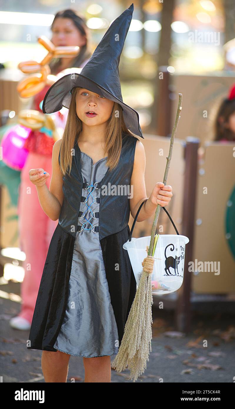 Halloweenpalooza - Dennis, Massachusetts a Cape Cod. Una festa di famiglia di Halloween. Giovane ragazza in costume da strega, Foto Stock