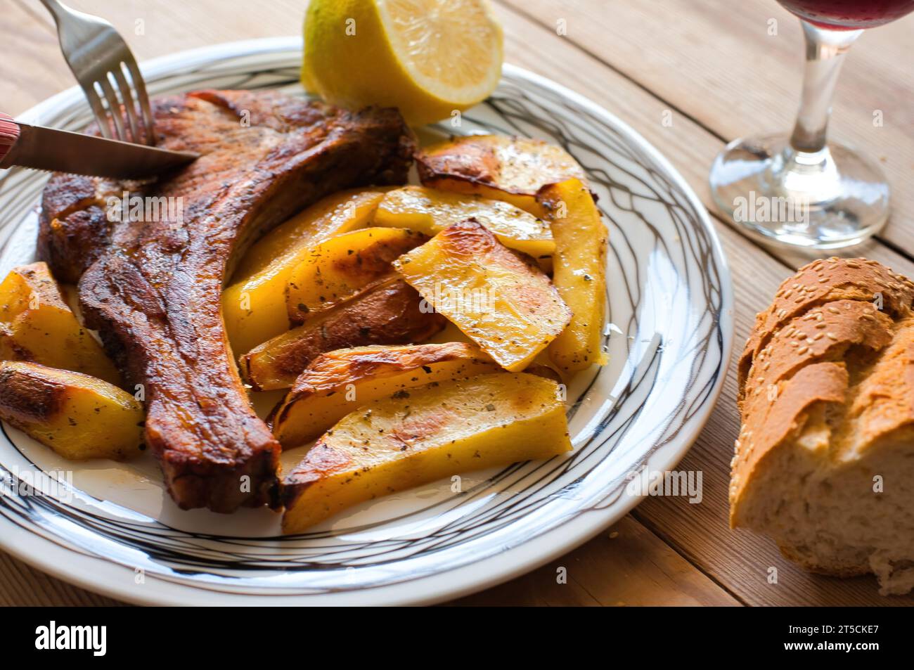 bistecca di maiale con patate, cotta in forno Foto Stock