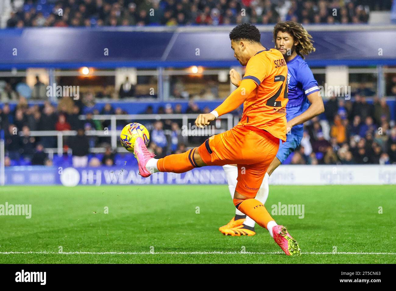 Birmingham, Regno Unito. 4 novembre 2023. Dane Scarlett di Ipswich ottiene il suo piede al pallone preso durante la partita dell'EFL Sky Bet Championship tra Birmingham City e Ipswich Town a St Andrews, Birmingham, Inghilterra il 4 novembre 2023. Foto di Stuart Leggett. Solo per uso editoriale, licenza necessaria per uso commerciale. Nessun utilizzo in scommesse, giochi o pubblicazioni di un singolo club/campionato/giocatore. Credito: UK Sports Pics Ltd/Alamy Live News Foto Stock