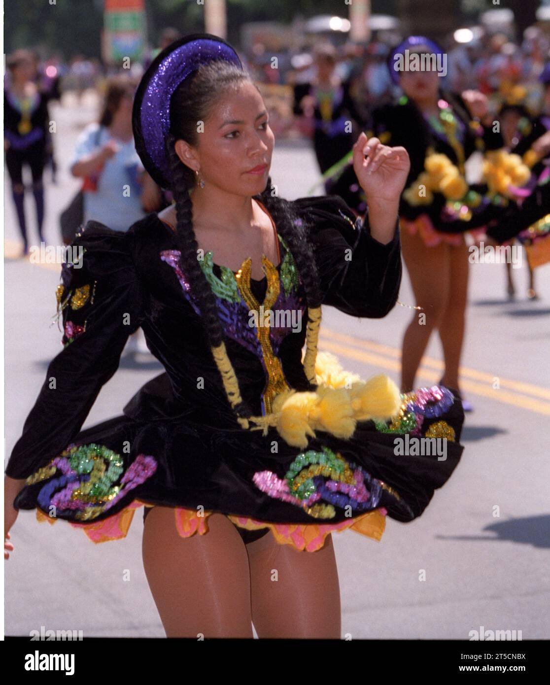 Ballerina in abito tradizionale boliviano a una sfilata di strada Foto Stock