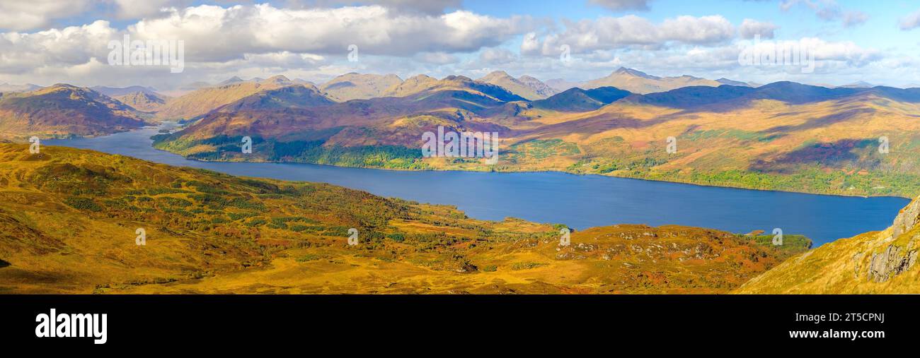 Vista del Loch Katerina da una passeggiata fino alla vetta del Ben Venue nelle Highlands scozzesi Foto Stock