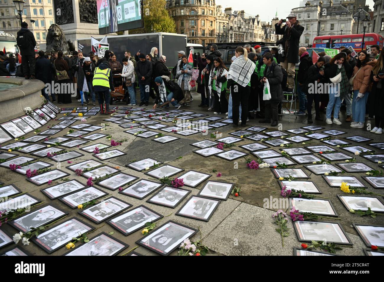 Trafalgar Square, Londra, Regno Unito. 4 novembre 2023. Molti attivisti pro-palestinesi hanno manifestato per chiedere un cessate il fuoco nella manifestazione del conflitto israelo-Hamas a Trafalgar Square, Londra, Regno Unito. Credito: Vedere li/Picture Capital/Alamy Live News Foto Stock