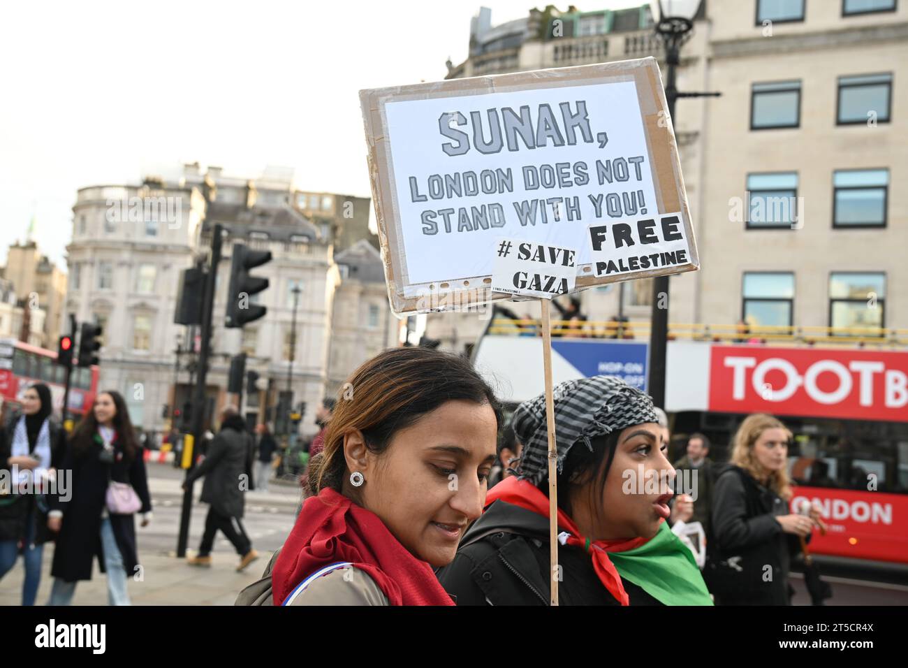 Trafalgar Square, Londra, Regno Unito. 4 novembre 2023. Molti attivisti pro-palestinesi hanno manifestato per chiedere un cessate il fuoco nella manifestazione del conflitto israelo-Hamas a Trafalgar Square, Londra, Regno Unito. Credito: Vedere li/Picture Capital/Alamy Live News Foto Stock