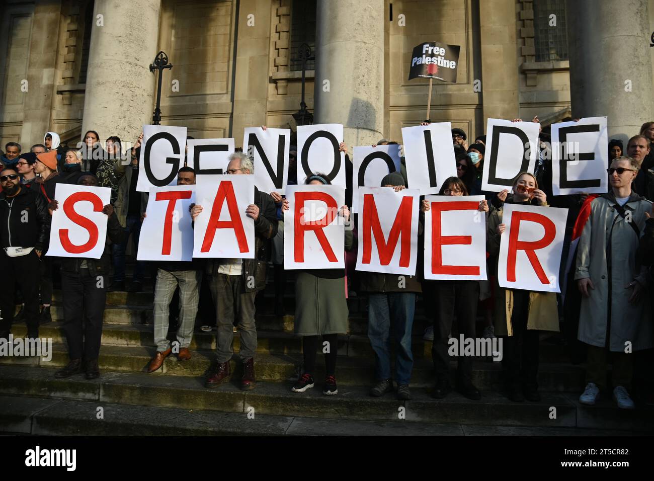 Trafalgar Square, Londra, Regno Unito. 4 novembre 2023. Molti attivisti pro-palestinesi hanno manifestato per chiedere un cessate il fuoco nella manifestazione del conflitto israelo-Hamas a Trafalgar Square, Londra, Regno Unito. Credito: Vedere li/Picture Capital/Alamy Live News Foto Stock