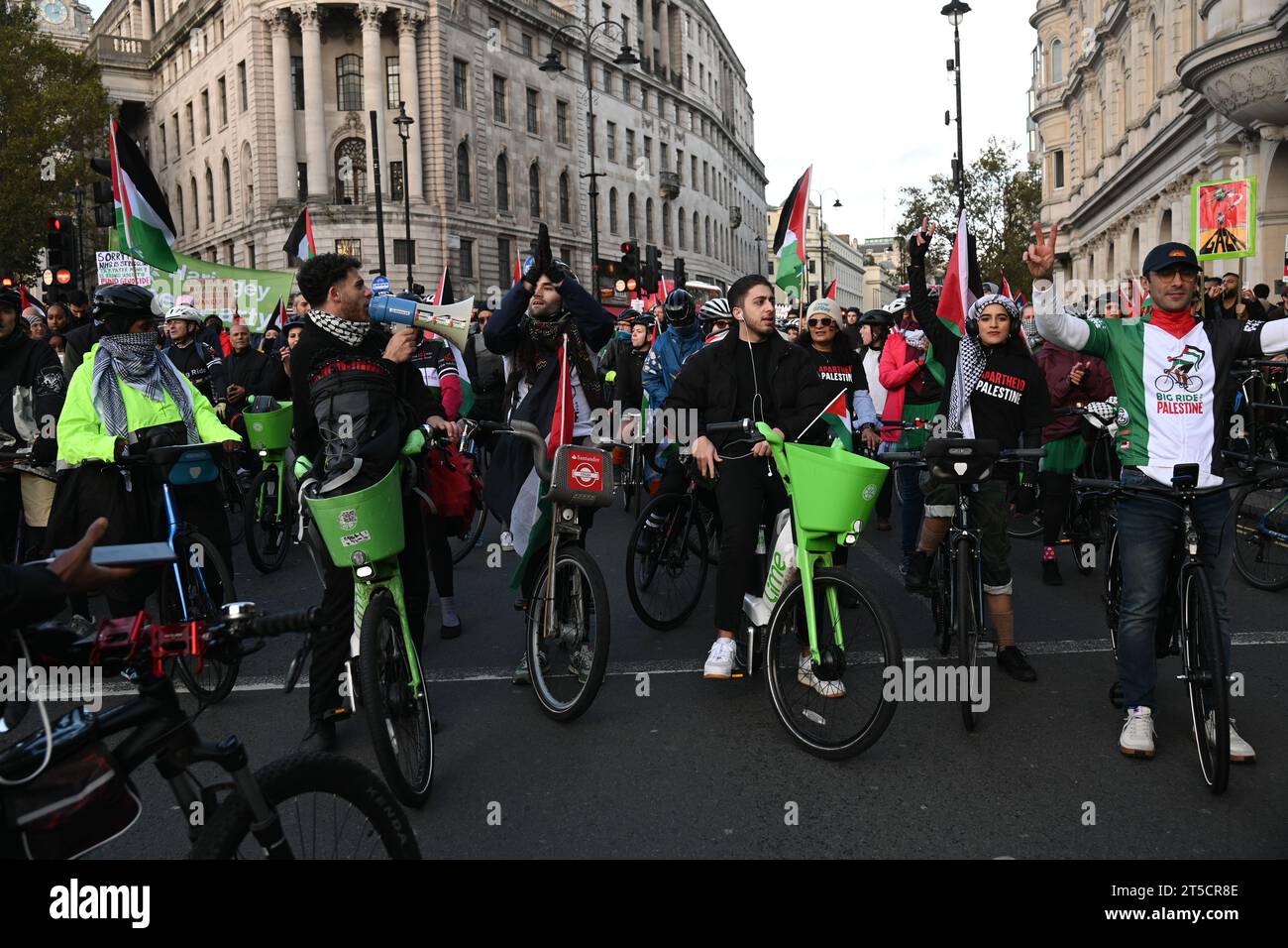 Trafalgar Square, Londra, Regno Unito. 4 novembre 2023. Molti attivisti pro-palestinesi hanno manifestato per chiedere un cessate il fuoco nella manifestazione del conflitto israelo-Hamas a Trafalgar Square, Londra, Regno Unito. Credito: Vedere li/Picture Capital/Alamy Live News Foto Stock