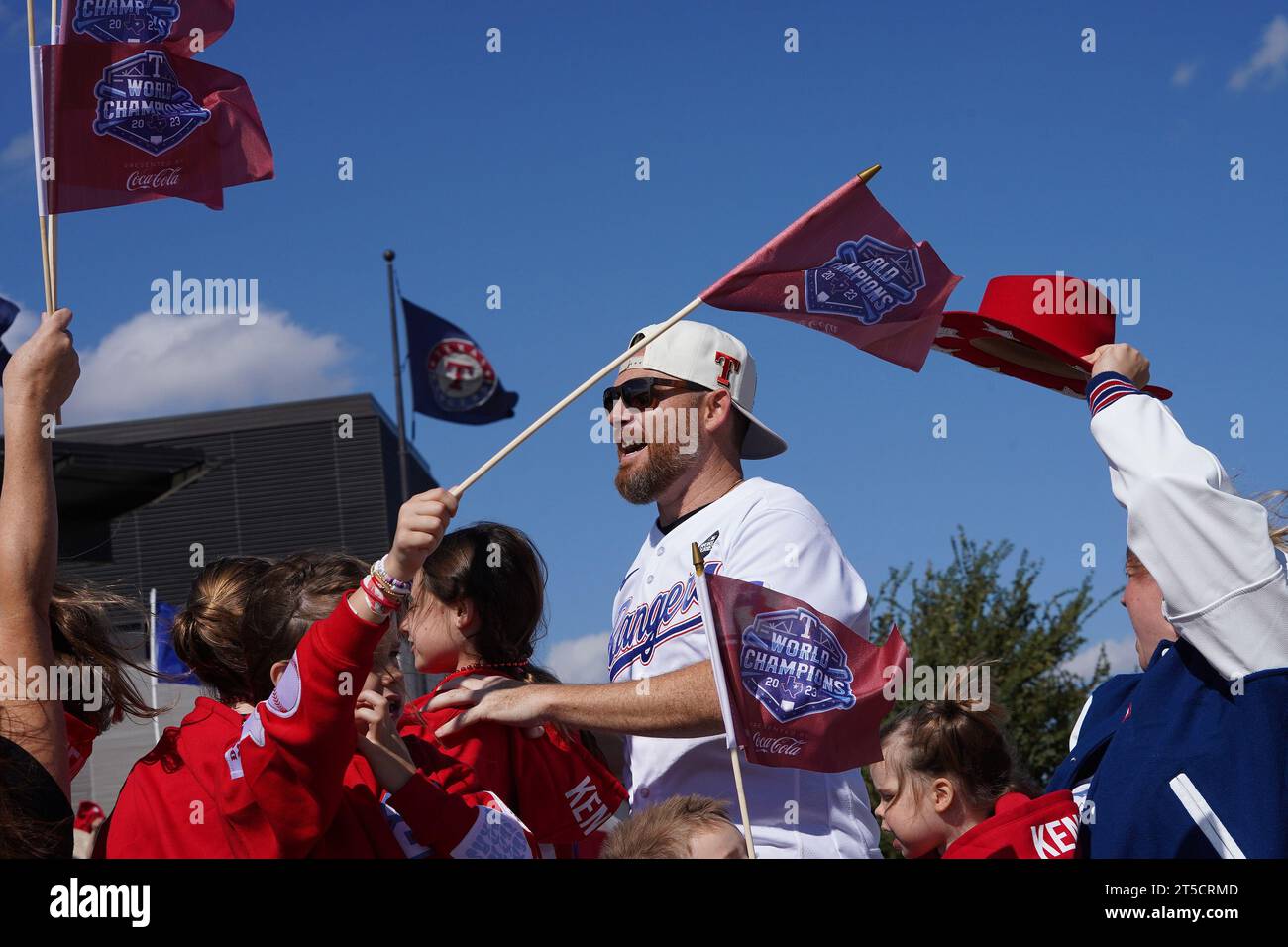 Arlington, USA. 3 novembre 2023. Arlington, Texas, USA: Membro dell'organizzazione dei Texas Rangers, partecipa alla parata per celebrare il loro campionato delle World Series 2023 nelle strade del quartiere dei divertimenti di Arlington e di fronte al Globe Life Field venerdì 3 novembre 2023. (Foto di Javier Vicencio/Eyepix Group/Sipa USA) credito: SIPA USA/Alamy Live News Foto Stock