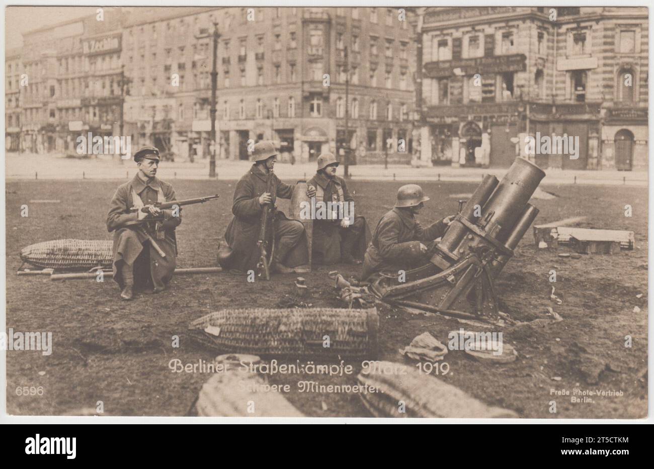 «Berliner straßenkämpfe, März 1919. Schwere Minenwerfer / "Berlin Street Fighting, marzo 1919. Mortai pesanti. Quattro soldati tedeschi in un'area erbosa vicino a una strada di Berlino, tre hanno fucili, uno sta operando un grande mortaio. Le conchiglie sono sull'erba intorno a loro, nei coperchi di vimini. La fotografia mostra i combattimenti di strada durante le battaglie del 1919 marzo a Berlino Foto Stock