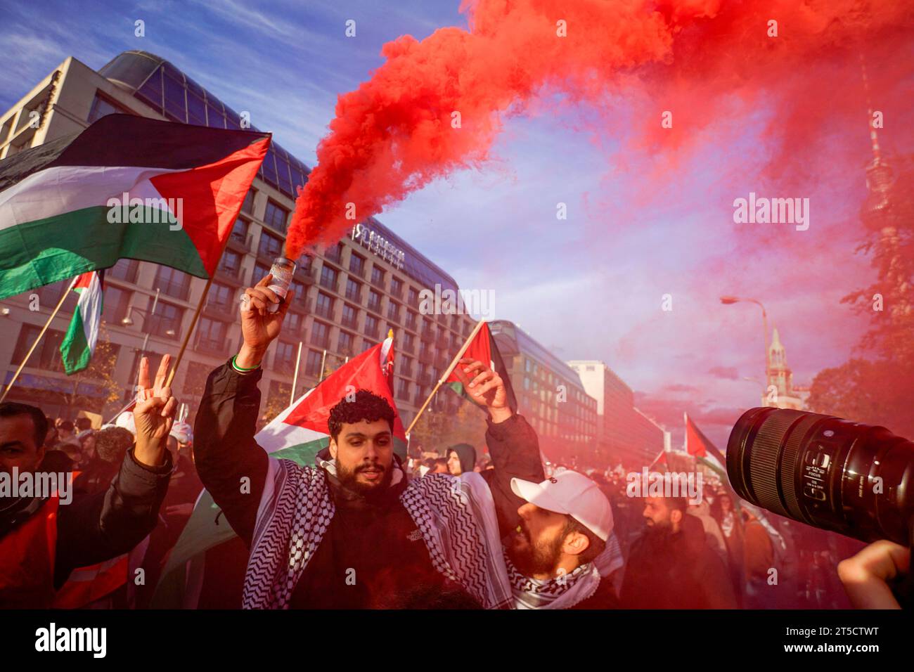 Pro-palästinensische und linksradikale Vereine demonstrieren Alexanderplatz a Berlino-Mitte. Der Demonstrationszug führte unter strength en Auflagen über Foto Stock