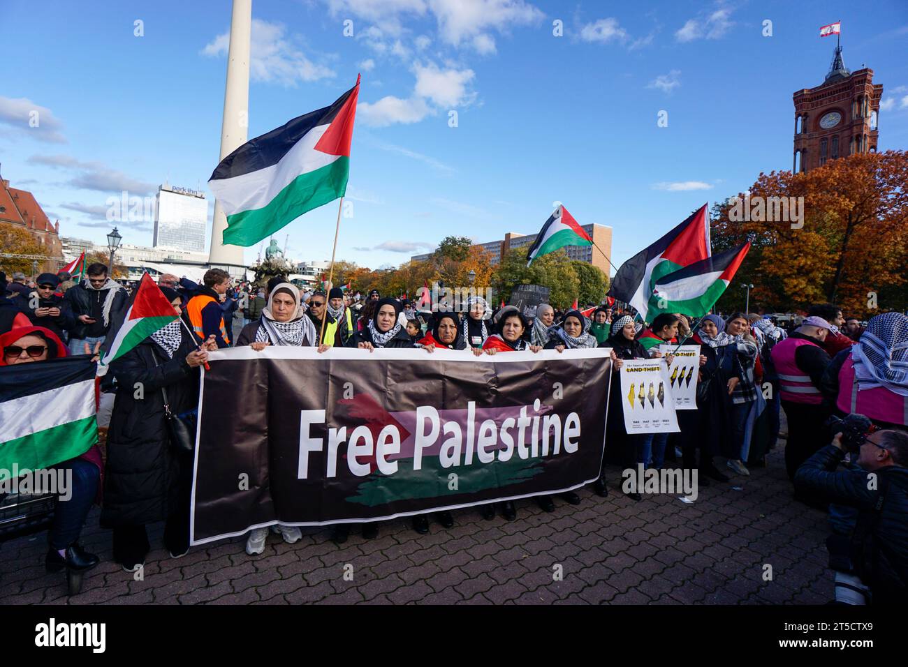 Pro-palästinensische und linksradikale Vereine demonstrieren am Neptunbrunnen beim Alexanderplatz a Berlino-Mitte. Der Demonstrationszug führte unter Foto Stock