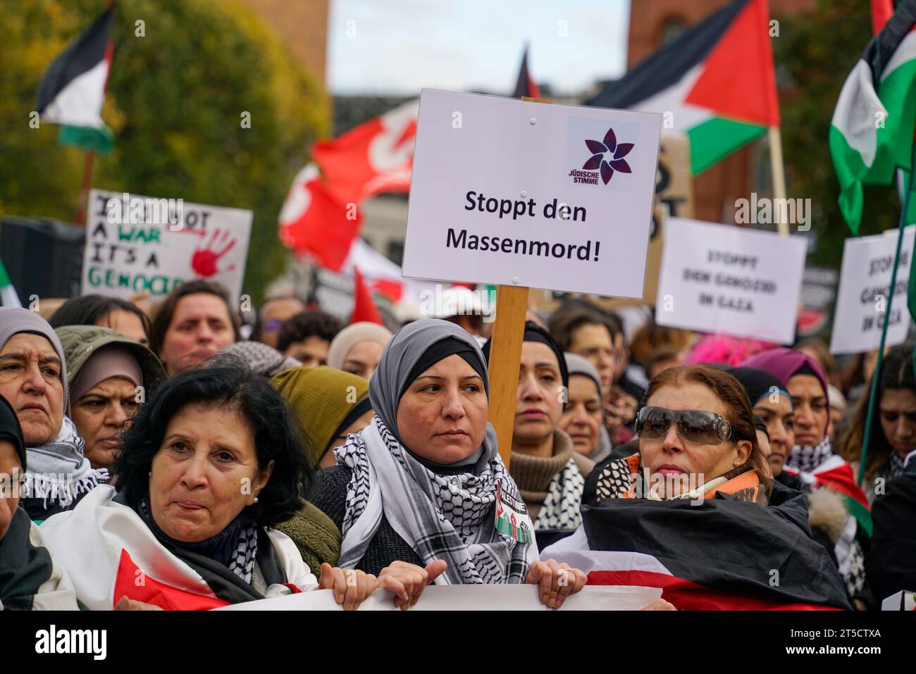 Pro-palästinensische und linksradikale Vereine demonstrieren am Neptunbrunnen beim Alexanderplatz a Berlino-Mitte. Der Demonstrationszug führte unter Foto Stock