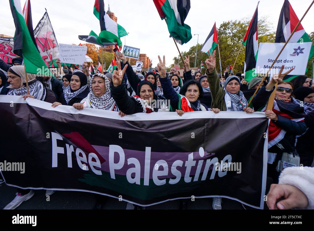 Pro-palästinensische und linksradikale Vereine demonstrieren am Neptunbrunnen beim Alexanderplatz a Berlino-Mitte. Der Demonstrationszug führte unter Foto Stock
