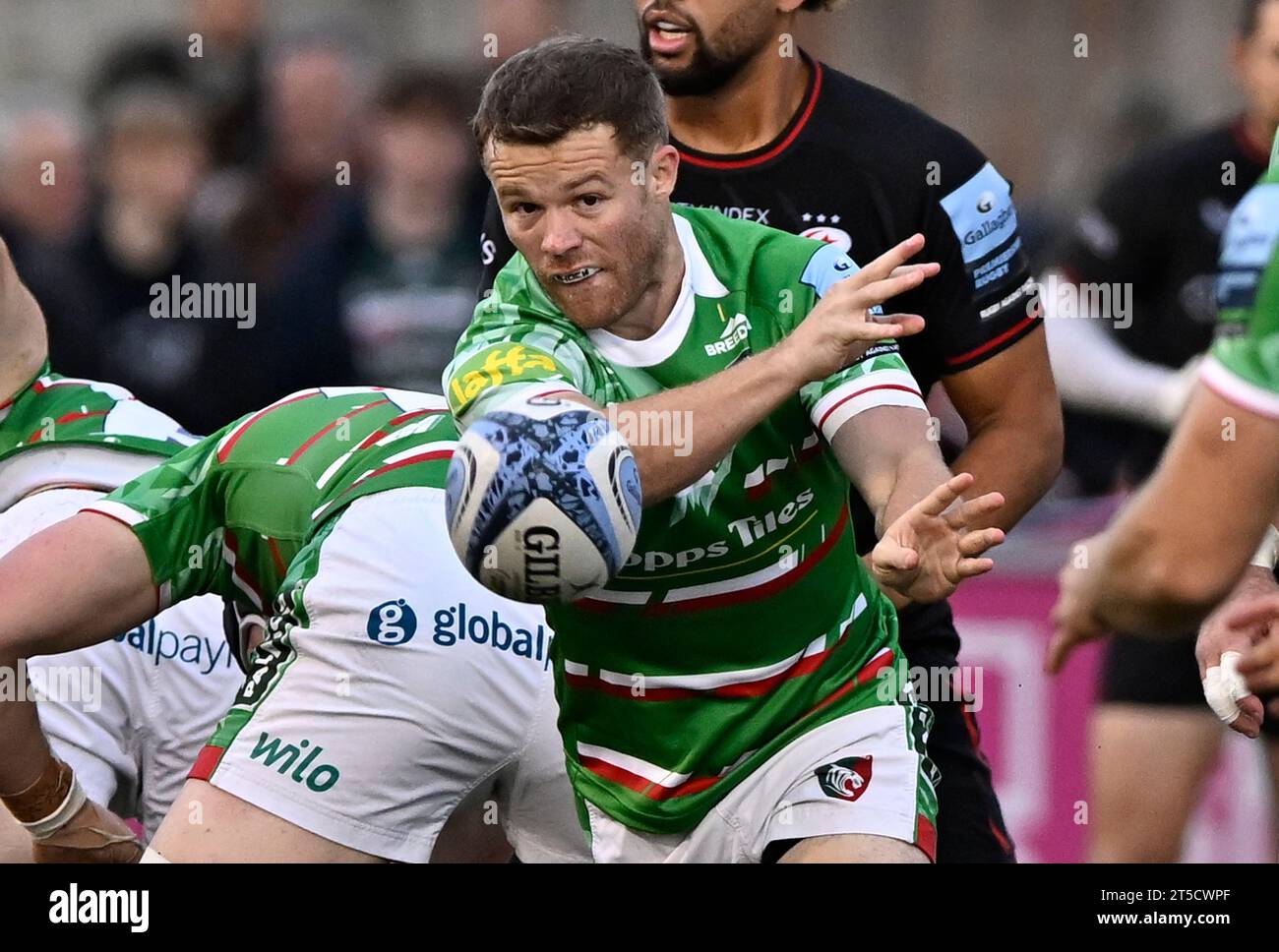 Barnet, Regno Unito. 4 novembre 2023. Premiership Rugby. Saracens Men V Leicester Tigers. Stadio Stone X. Barnet. Tom Whiteley (Leicester) passa durante la partita di rugby Saracens Men V Leicester Tigers Gallagher Premiership. Credito: Sport in Pictures/Alamy Live News Foto Stock