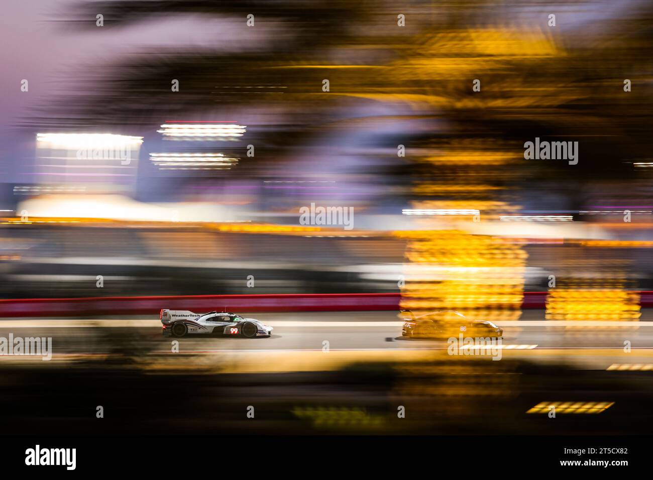 Sakhir, Bahrein. 4 novembre 2023. 99 JANI Neel (sci), BRUNI Gianmaria (ita), TINCKNELL Harry (gir), Proton Competition, Porsche 963, 86 WAINWRIGHT Michael (gbr), PERA Riccardo (ita), BARKER Benjamin (gbr), GR Racing, Porsche 911 RSR - 19, azione durante il BAPCo Energies WEC 8 ore del Bahrain 2023, 7° round del Campionato del mondo FIA Endurance 2023, dal 1° al 4 novembre 2023 sul circuito Internazionale del Bahrain, a Sakhir, Bahrain - Photo Antonin Vincent/DPPI Credit: DPPI Media/Alamy Live News Credit: DPPI Media/Alamy Live News Foto Stock