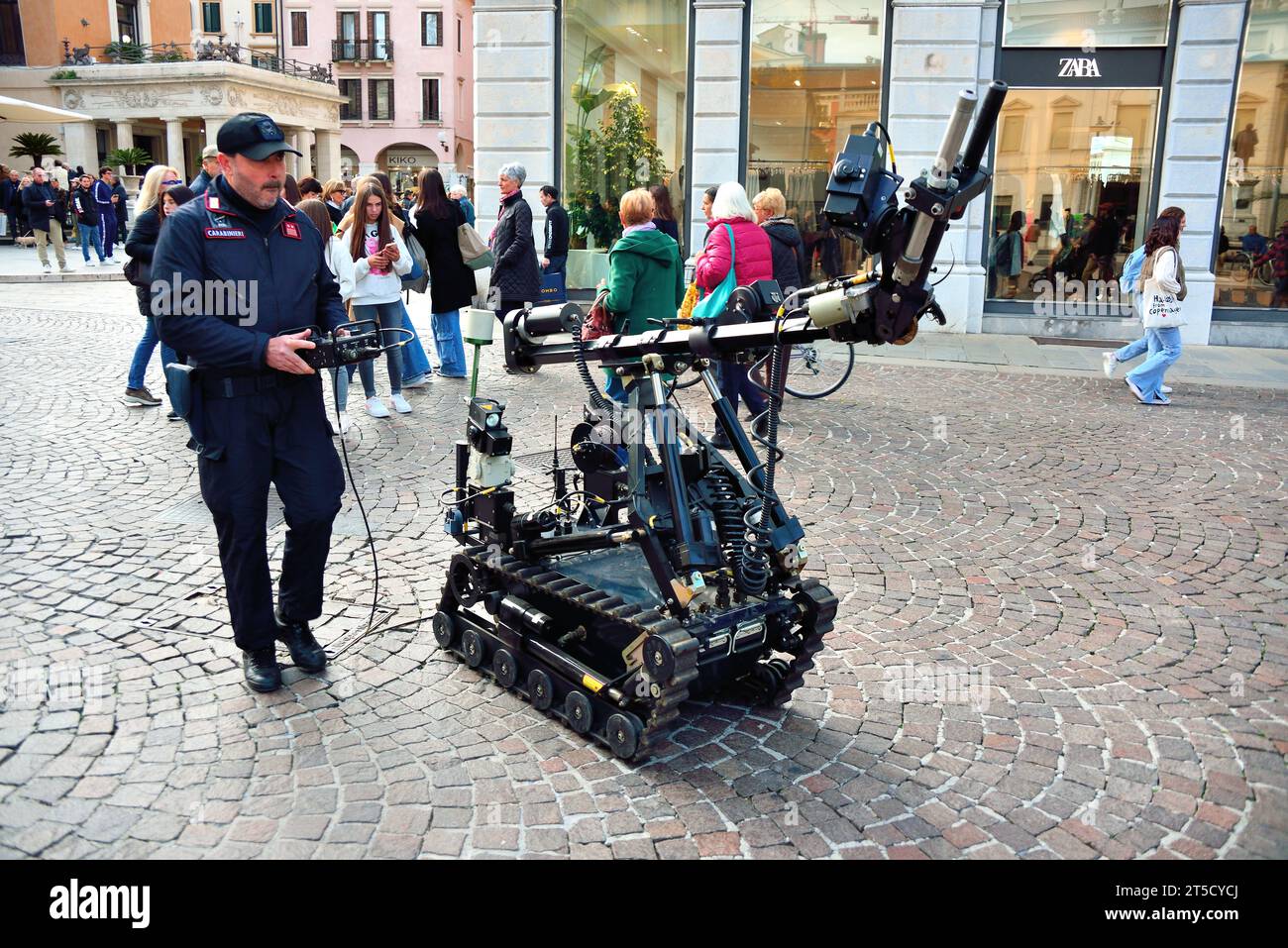 Padova, Italia. 4 novembre 2023.i Carabinieri svolgono un'esercitazione antiterrorismo nel centro storico. In azione Army Bomb Disposal robot tra la folla del sabato pomeriggio. Crediti : Ferdinando Piezzi/Alamy Live News Foto Stock