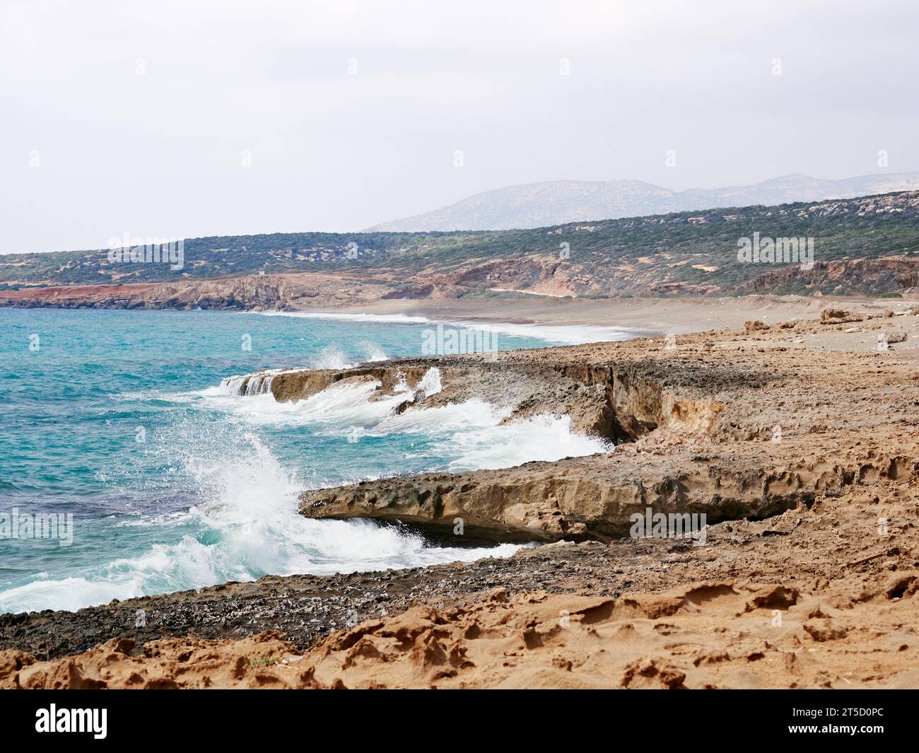 Onde che si infrangono contro le rocce a Lara Bay, Cipro Foto Stock