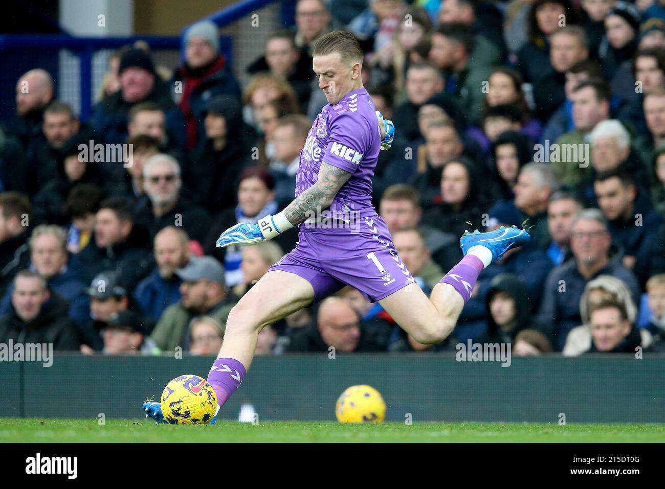Liverpool, Regno Unito. 4 novembre 2023. Jordan Pickford, il portiere dell'Everton in azione. Partita di Premier League, Everton contro Brighton e Hove Albion al Goodison Park di Liverpool sabato 4 novembre 2023. Questa immagine può essere utilizzata solo per scopi editoriali. Solo per uso editoriale, foto di Chris Stading/Andrew Orchard fotografia sportiva/Alamy Live news credito: Andrew Orchard fotografia sportiva/Alamy Live News Foto Stock