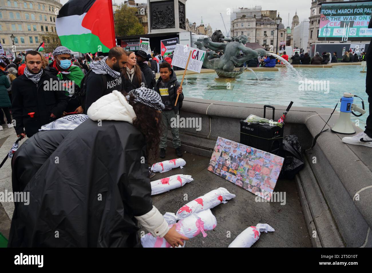 Londra, Regno Unito. 4 novembre 2023. Migliaia di persone si sono riunite in Piazza Trafalgar a sostegno del popolo palestinese nella striscia di Gaza chiedendo la fine dei bombardamenti contro i civili. Le donne mettono le effigie di bambini sotto le foto di bambini uccisi nel conflitto. Crediti: Uwe Deffner/Alamy Live News Foto Stock