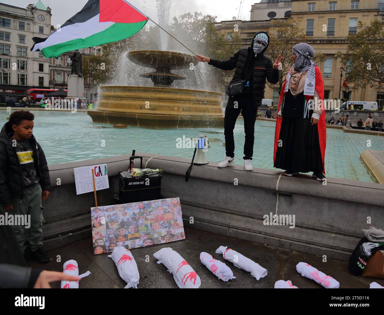 Londra, Regno Unito. 4 novembre 2023. Migliaia di persone si sono riunite in Piazza Trafalgar a sostegno del popolo palestinese nella striscia di Gaza chiedendo la fine dei bombardamenti contro i civili. Le donne mettono le effigie di bambini sotto le foto di bambini uccisi nel conflitto. Crediti: Uwe Deffner/Alamy Live News Foto Stock