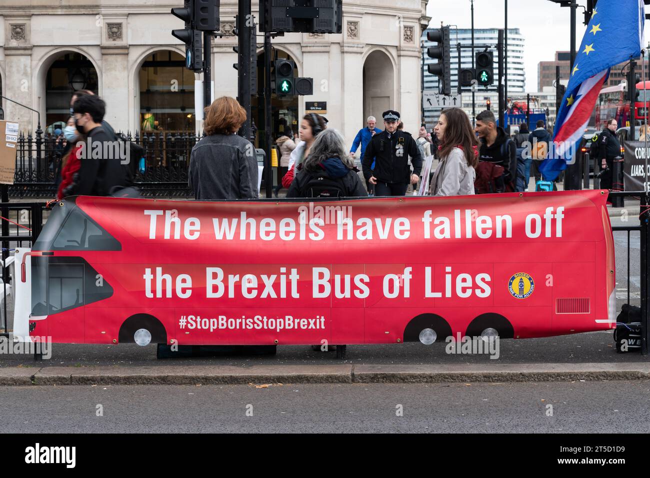 Immagine dell'autobus Brexit, l'autobus pro Brexit di Boris Johnson con slogan che affermano come motivi per lasciare l'UE. Slogan: Le ruote sono cadute Foto Stock