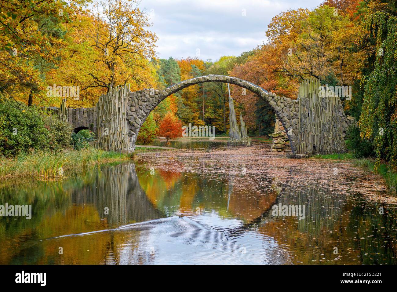 Herbst in der Lausitz - Rakotzbruecke im Kromlauer Park DEU/Deutschland/Sachsen/Kromlau, 05.10.2014, Kromlauer Park - Rakotzbruecke mit Rakotzse im Herbst. **ACHTUNG: Ausschliesslich redaktionelle Nutzung** *** Autunno in Lusazia Rakotzbruecke in Kromlauer Park DEU Germania Sassonia Kromlau, 05 10 2014, Kromlauer Park Rakotzbruecke con Rakotzse in autunno ACHTUNG esclusivamente per uso editoriale AF Kromlau 85781.jpeg Credit: Imago/Alamy Live News Foto Stock